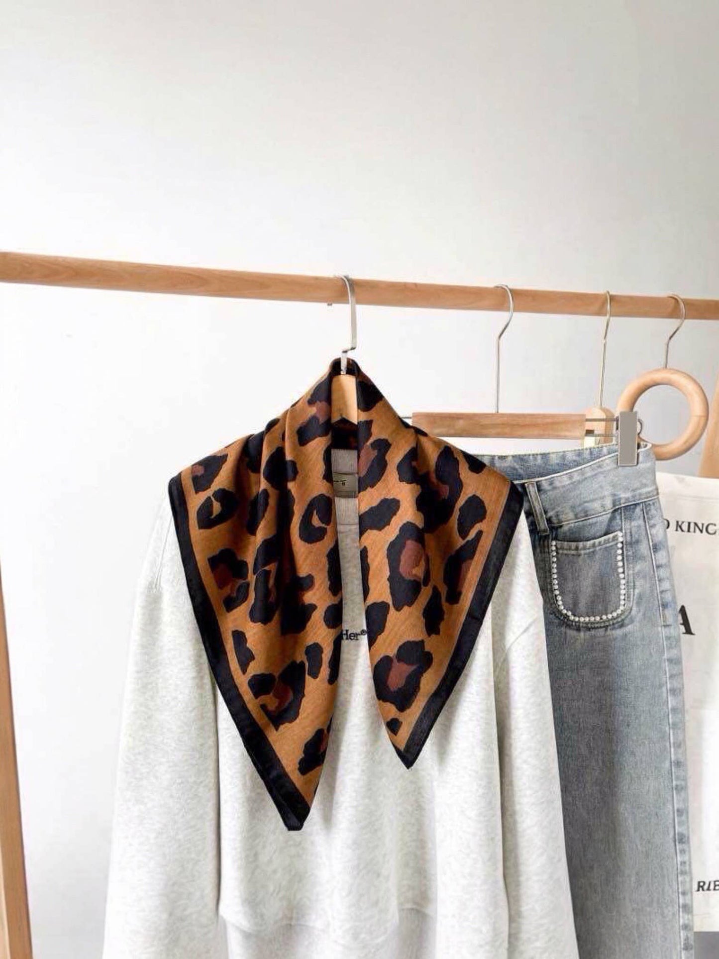 Foulard carré léopard: Beige BYREN | ÉLINE L'ATELIER