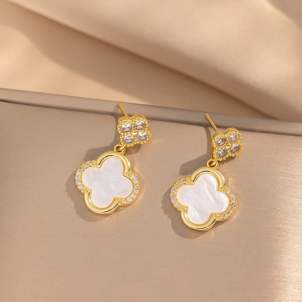 Boucle d’oreille fleur et strass
