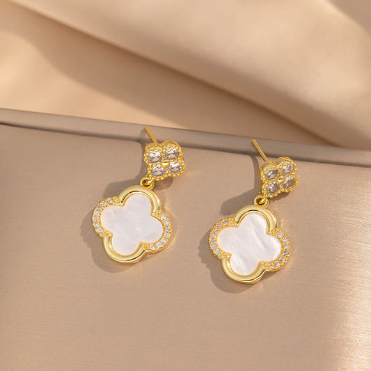 Boucle d’oreille fleur et strass