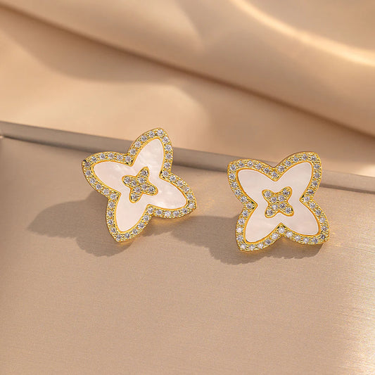 Boucle d’oreille trèfle strass et nacre