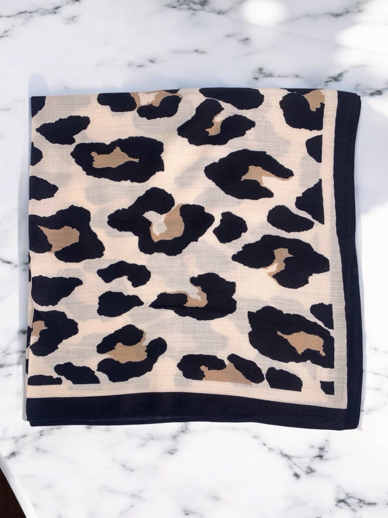 Foulard carré léopard: Beige BYREN | ÉLINE L'ATELIER